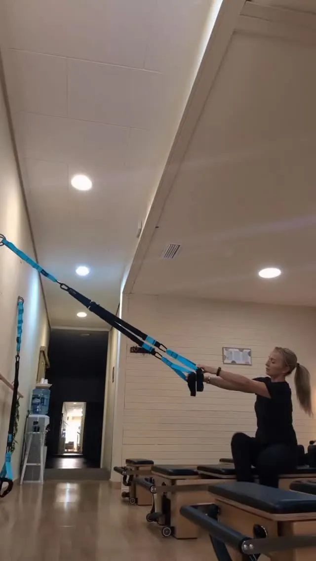 Ejercicio de TRX junto al Reformer